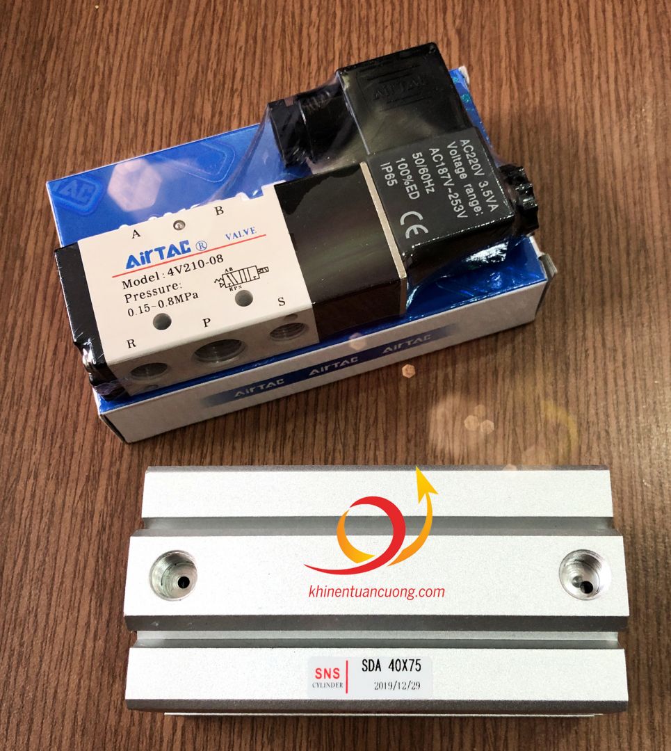 Để điều khiển xylanh SDA 40x75 thì không gì tuyệt vời hơn van điện từ 4V210-08 điện áp AC220V đến từ thương hiệu Airtac