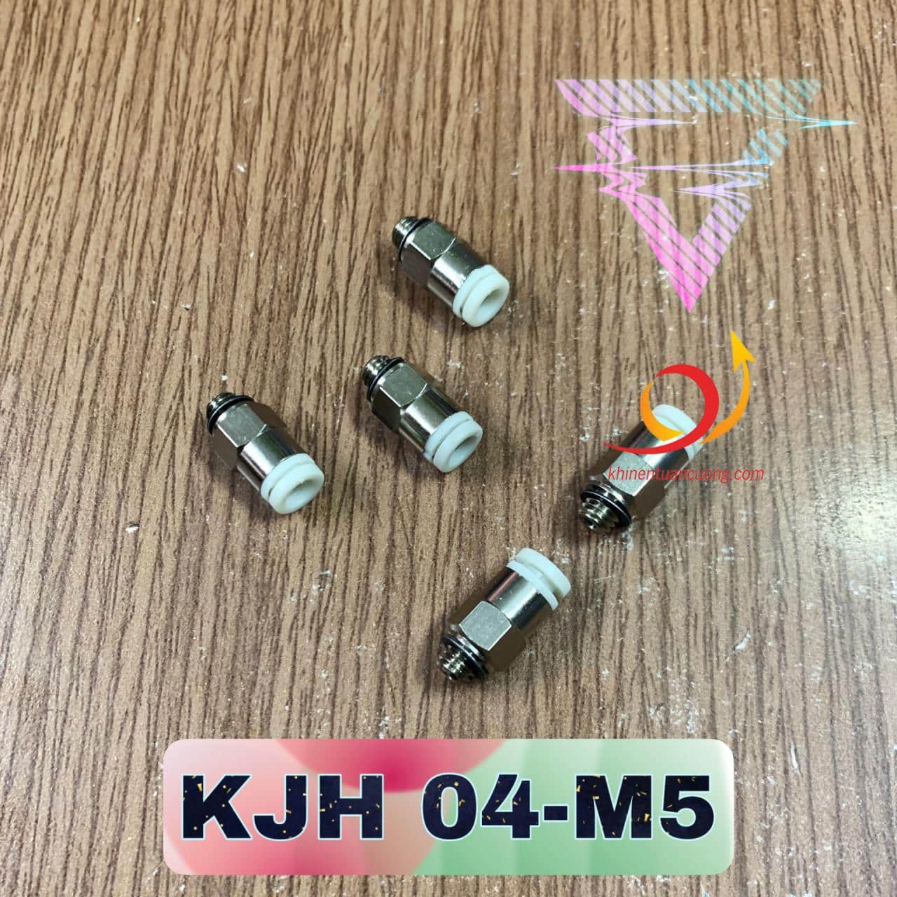 KJH04-M5 là chiếc cút nối ren thẳng được sản xuất theo kích thước của hãng SMC với phần thân thu nhỏ hơn hẳn trong với dòng PC4-M5 để có thể đưa vào những chiếc van siêu nhỏ như SY3120-5LZD-M5 hãng SMC