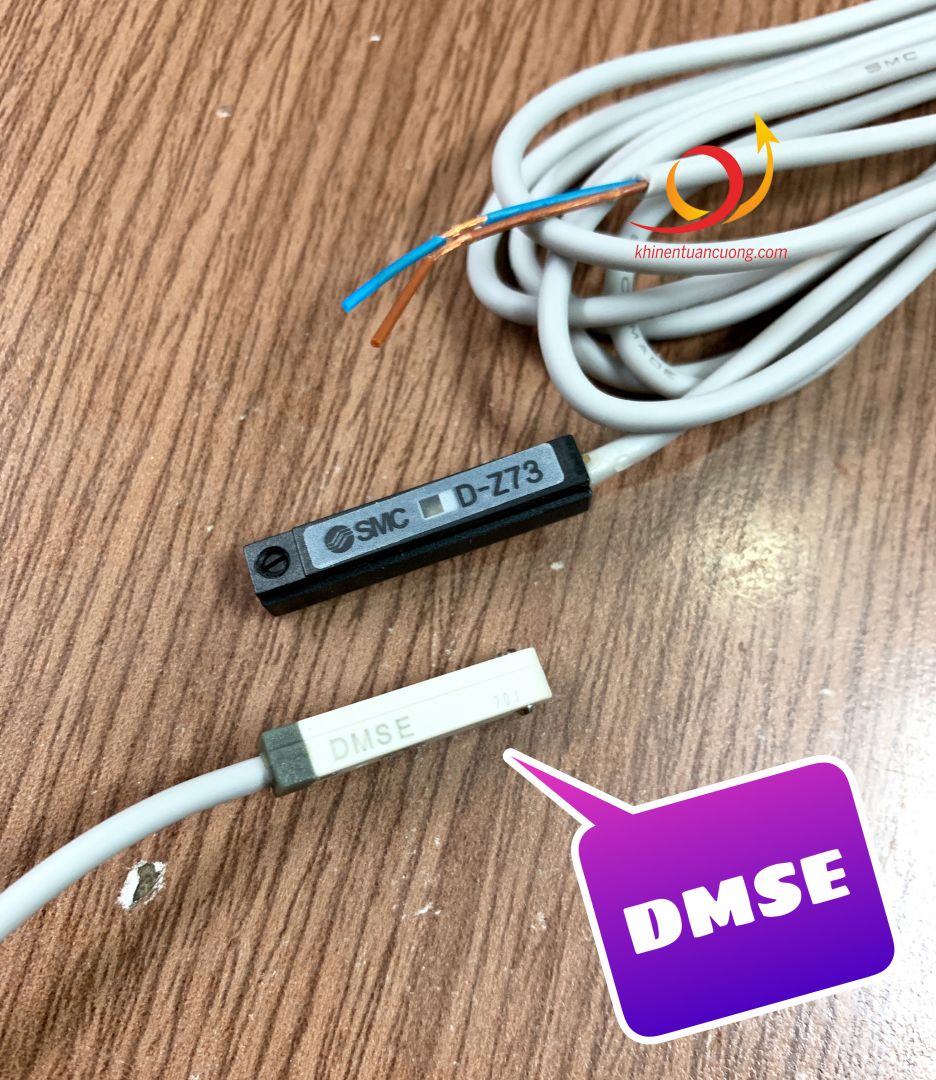 Từ khi biết được sensor cảm biến DMSE có thể đưa vừa vào rãnh của CXSM, tôi liền lấy nó ra so sánh với người đàn anh D-Z73 cũng đến từ SMC. Và quả thực kích thước chiều ngang và chiều cao của chúng rất giống nhau, điểm khác biệt đó là D-Z73 dài hơn một chút