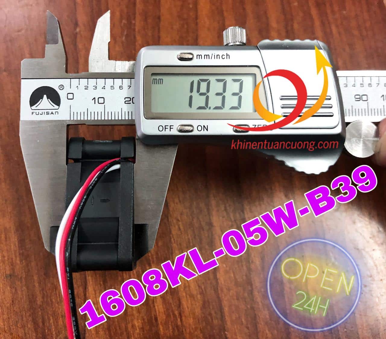 Quạt1608KL-05W-B39 0.07A được gọi là quạt mini cũng bởi chỉ dầy có 2cm tương đương 20mm