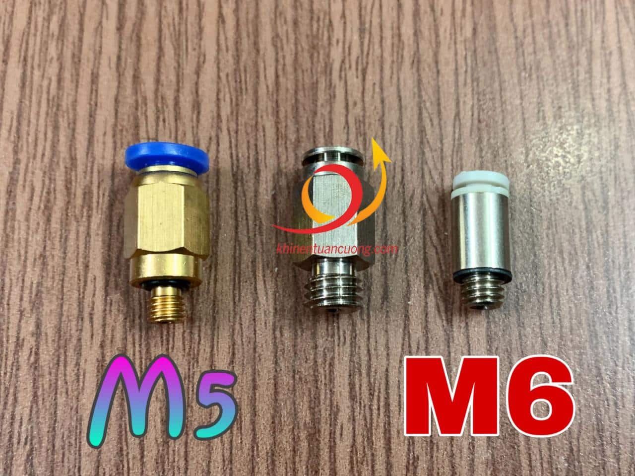 Đặt cạch cút nối ren M5 mã PC4-M5 và cút nối trơn KJS04-M6, chúng ta thấy ren M8 lớn hơn và bước ren cũng lớn hơn hẳn