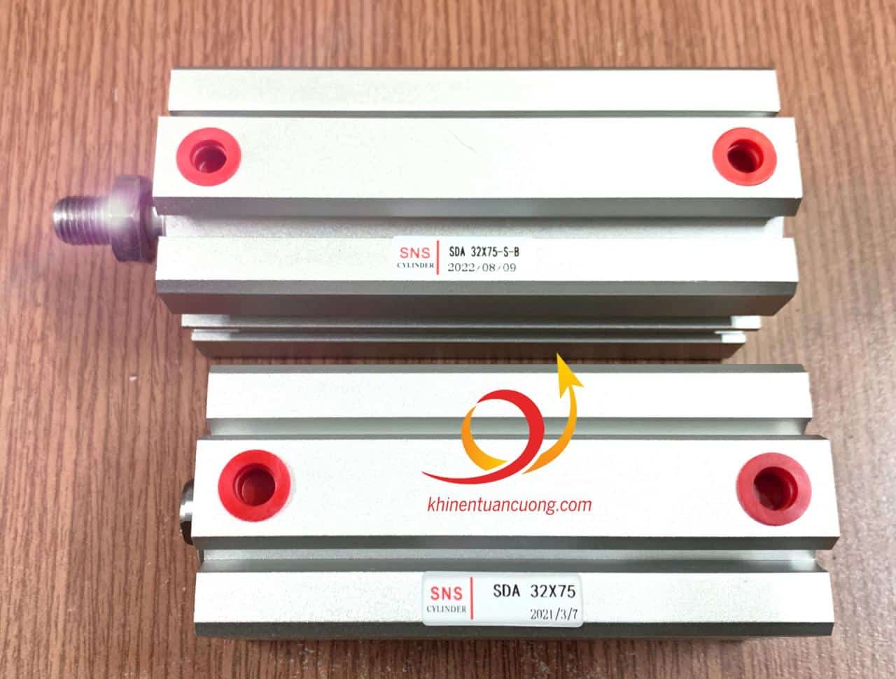 Đặt cạnh 1 cây SDA32x75 ren trong standard (cơ bản) chúng ta sẽ thấy cây SDA32x75-S-B có phần thân dài hơn 10mm tương đương 1cm