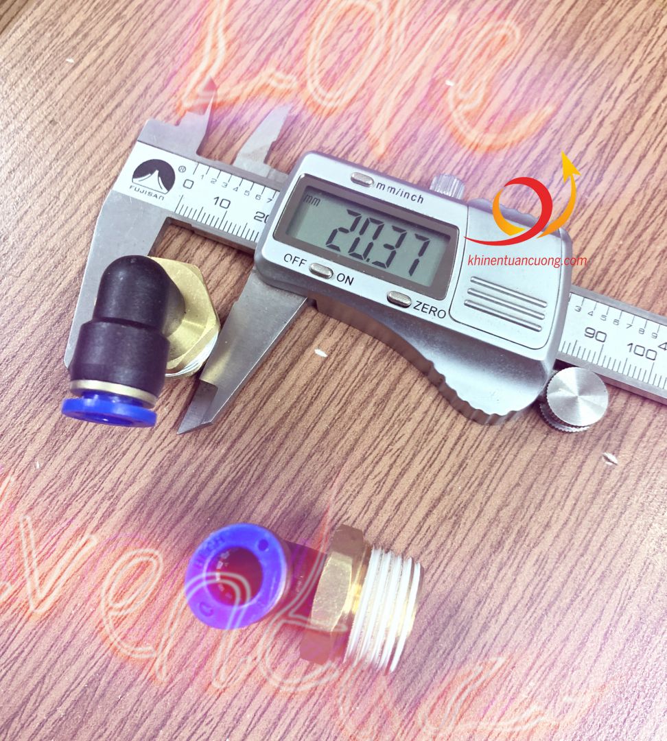 Khi đo ren ngoài bằng thước cặp thì chúng ta có thể thấy PL8-04 có đường kính khoảng 20~21mm, và thông số chính xác là PT1/2 inch hệ Anh.