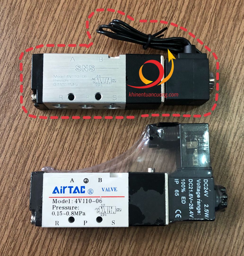 Đặt cạnh van điện từ 4V110-06 đến từ thương hiệu Airtac, ngoài cuộn coil theo kiểu DIN và kiểu dây ra thì chúng ta khó tìm được điểm khác biệt giữa 2 sản phẩm này