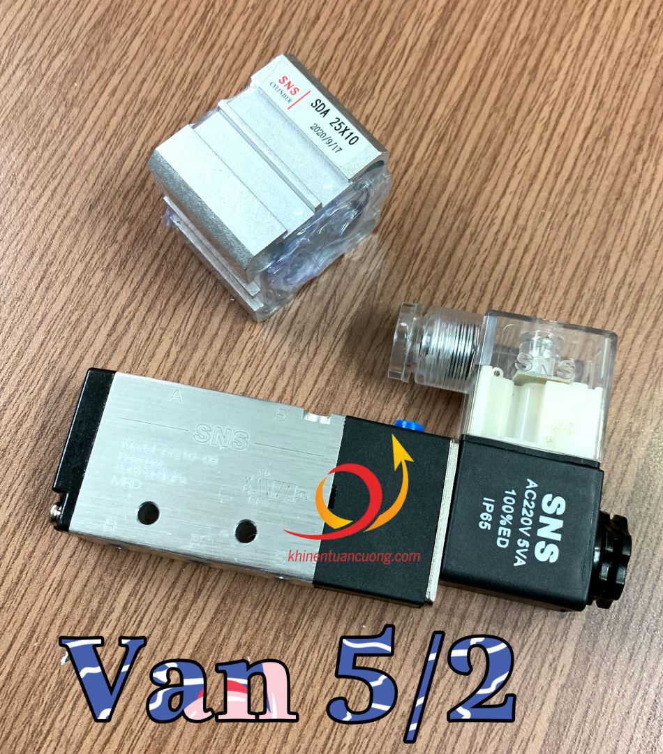 Cách thức điều khiển dễ dàng nhất dành cho SDA25x10 chỉ có thể là van 5/2 một đầu điện 4V210-08 cũng đến từ nhà SNS 